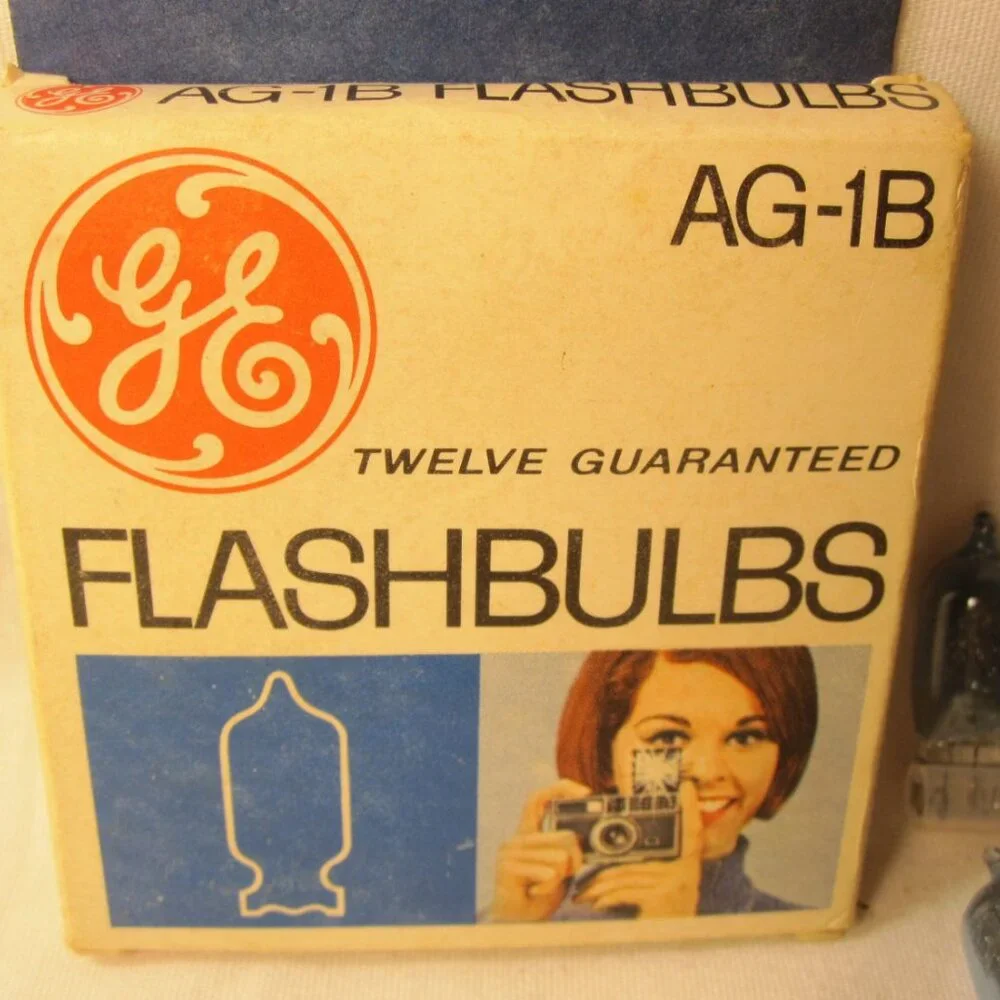 vintage GE AG-1B Flashbulbs 12-pack- complete box, unburnt